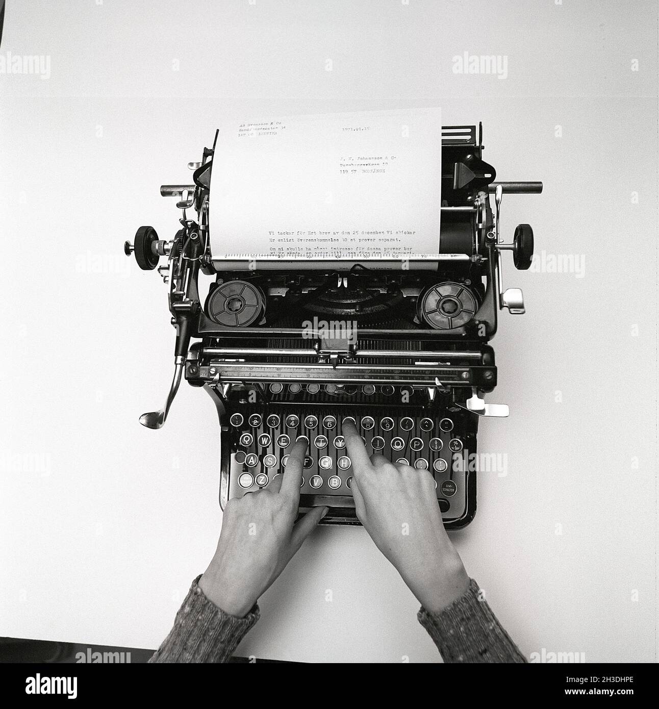 La machine à écrire.Ici une variante manuelle, pas électrique.Les touches de chaque lettre sont reliées à un bras et, lorsqu'elles sont enfoncées, elles frappées la feuille de papier avec un ruban de carbone entre elles, ce qui rend la lettre imprimée noire.Chaque mouvement a été fait à la main comme par exemple faire une nouvelle rangée.Lorsque vous atteignez la fin de la rangée, un prélèvement a été entendu pour vous informer que vous ne pouvez taper que quelques lettres supplémentaires.Suède 1971.Photo Kristoffersson ED44-3 Banque D'Images