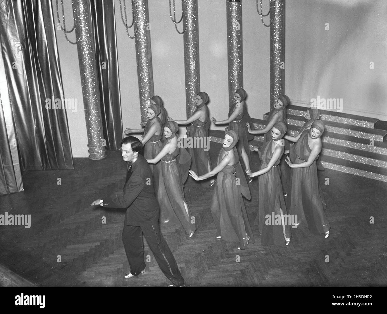 Ballerines sur scène 1939.Les jeunes femmes sont toutes vêtues de leurs costumes avec un homme devant.Suède 1939 23-5 Banque D'Images