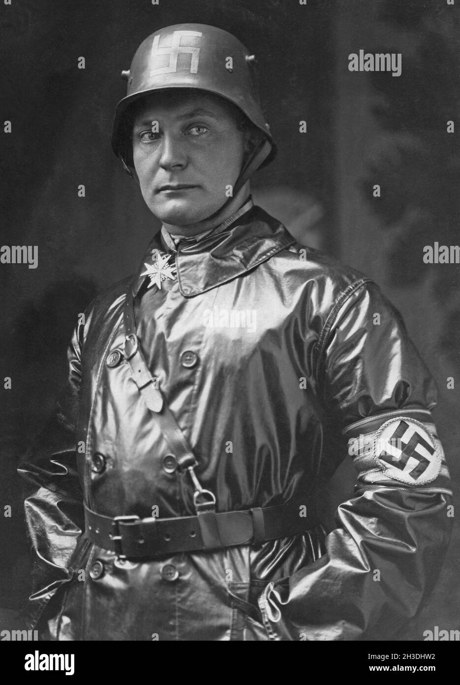 Hermann Göring.Homme politique allemand, chef militaire et condamné criminel de guerre.Né le 12 1893 janvier, mort le 15 octobre 1946.Photo dans l'uniforme de la Sturmabteilung.L'aile paramilitaire originale du Parti nazi.Il a joué un rôle important dans l'ascension au pouvoir d'Adolf Hitlers dans les années 1920 et 1930.Hermann Göring a reçu le commandement de la sa en tant qu'Oberster sa-Führer en 1923.Il a ensuite été nommé sa-Gruppenführer (lieutenant-général) et a occupé ce poste jusqu'en 1945.La croix gammée nazie est vue sur son bras et sur son casque. Banque D'Images