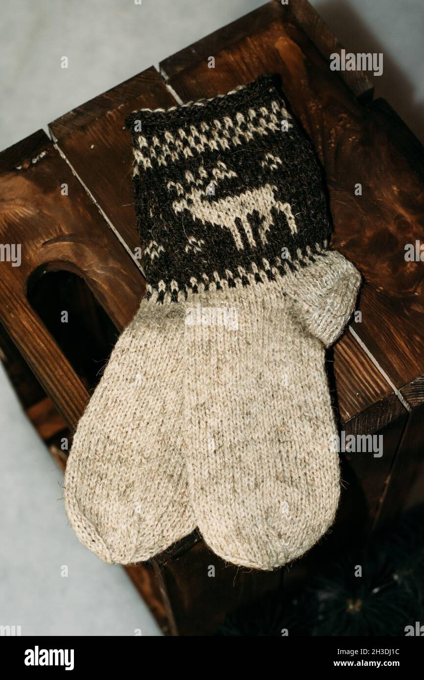 chaussettes d'hiver chaudes en tricot avec fil de laine fait main de renne Banque D'Images