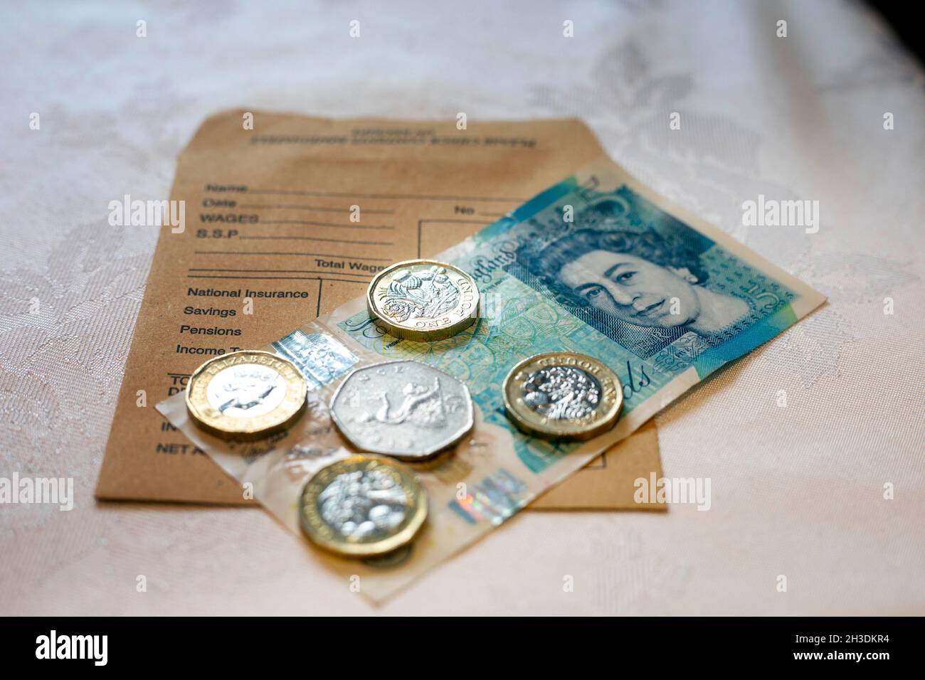 Pic montre: Budget 2021 paquet de salaire avec neuf livres cinquante pence sur TI Rishi Sunak a été prévu d'annoncer une augmentation de salaire minimum à £9.50 image par pixel Banque D'Images