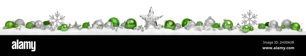 Bordure ou bannière de Noël avec étoiles et boules disposées en rangée sur neige, argent et vert, extra large et isolé sur fond blanc Banque D'Images