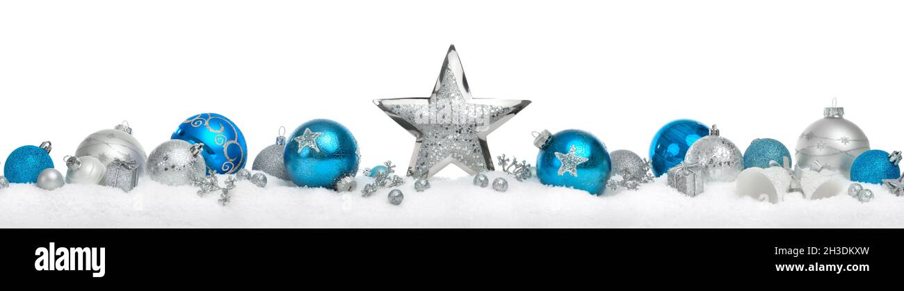 Décoration de Noël bordure avec étoiles et boules en argent et bleu disposés dans une rangée sur neige, isolé sur fond blanc Banque D'Images