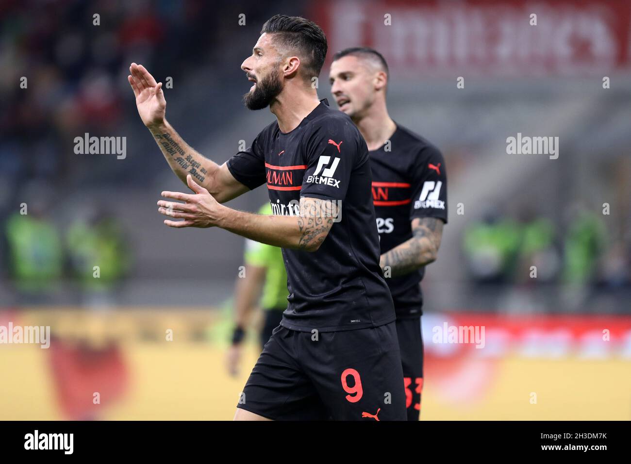 Olivier Giroud de l'AC Milan gestes pendant la série Un match entre l'AC Milan et le Torino FC . Banque D'Images