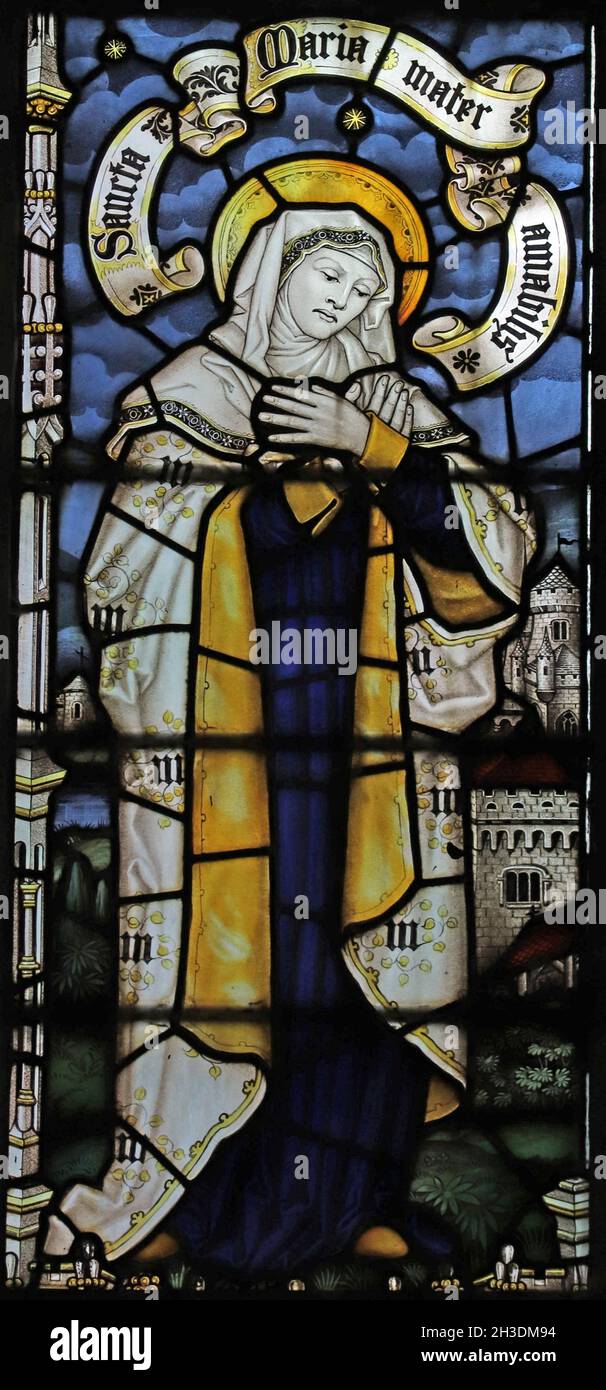 Vitraux par les studios Kempe (1914) représentant la Sainte Vierge Marie, église St PEGA, Peakirk, Northamptonshire Banque D'Images