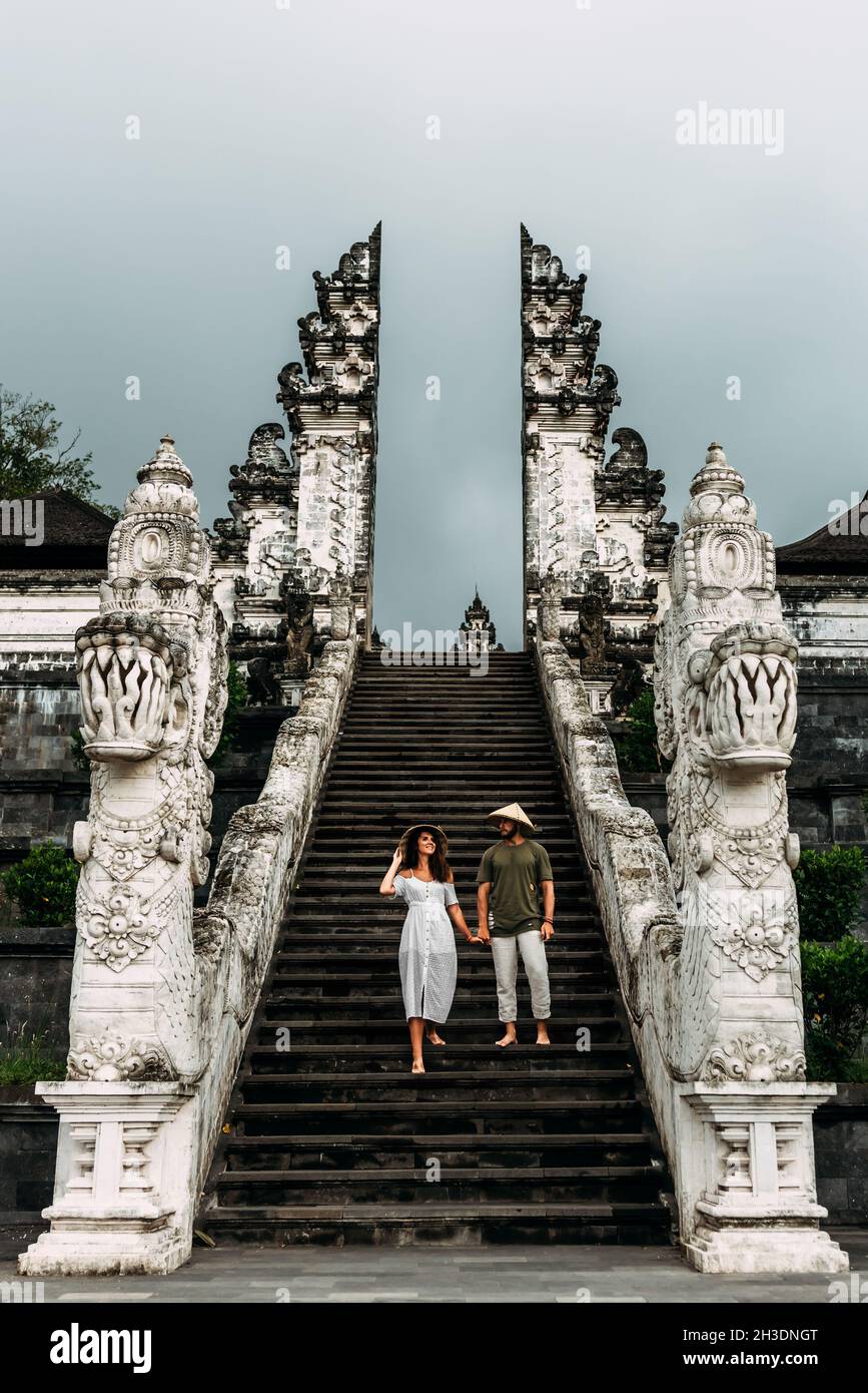 Un couple se tient sur les escaliers du temple de la Baltique.Homme et  femme voyageant en Indonésie.Couple à la porte de Bali.Le couple voyage le  monde Photo Stock - Alamy