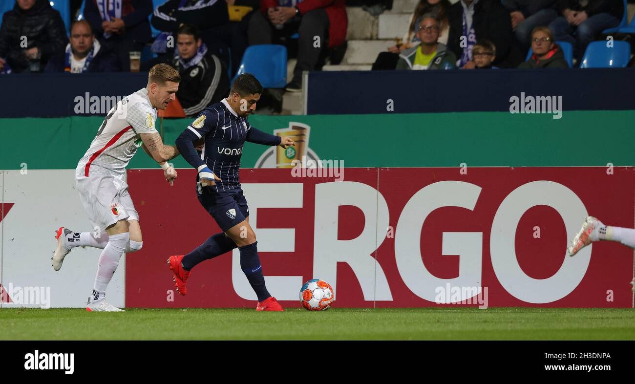 Bochum, Allemagne.27 octobre 2021. Firo: 27.10.2021, Fuvuball, 1er Bundesliga, saison 2021/2022,DFB-Pokal, 2e tour, VfL Bochum - FC Augsburg 5: 4 par Danilo SOARES, Bochum droite contre Andre HAHN, ERGO Werbebande crédit: dpa/Alay Live News Banque D'Images