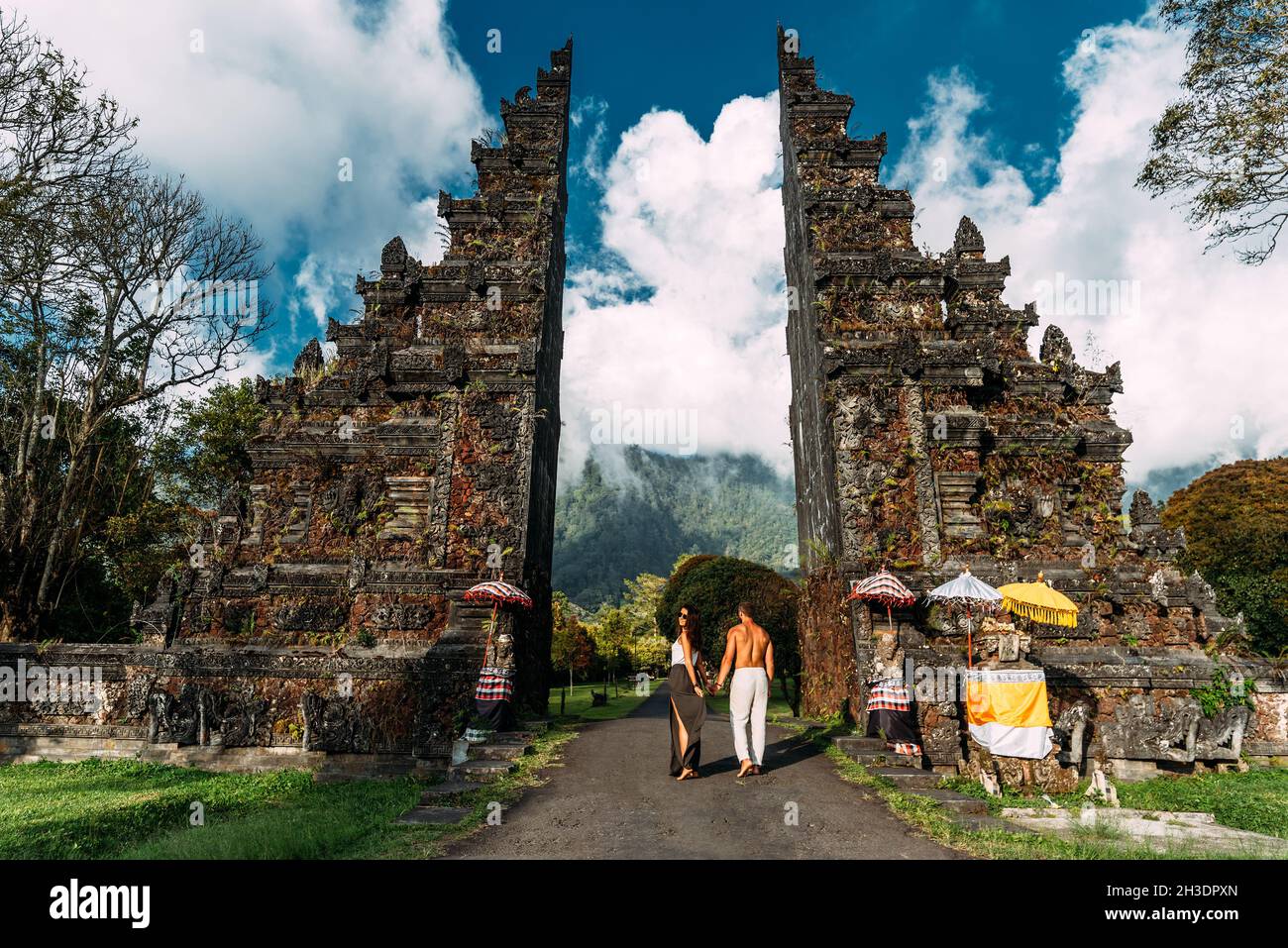 Couple heureux de s'amuser en Asie.Couple à la porte de Bali.Un homme et  une femme voyageant sur l'île de Bali Indonésie.Le couple voyage le monde  Photo Stock - Alamy