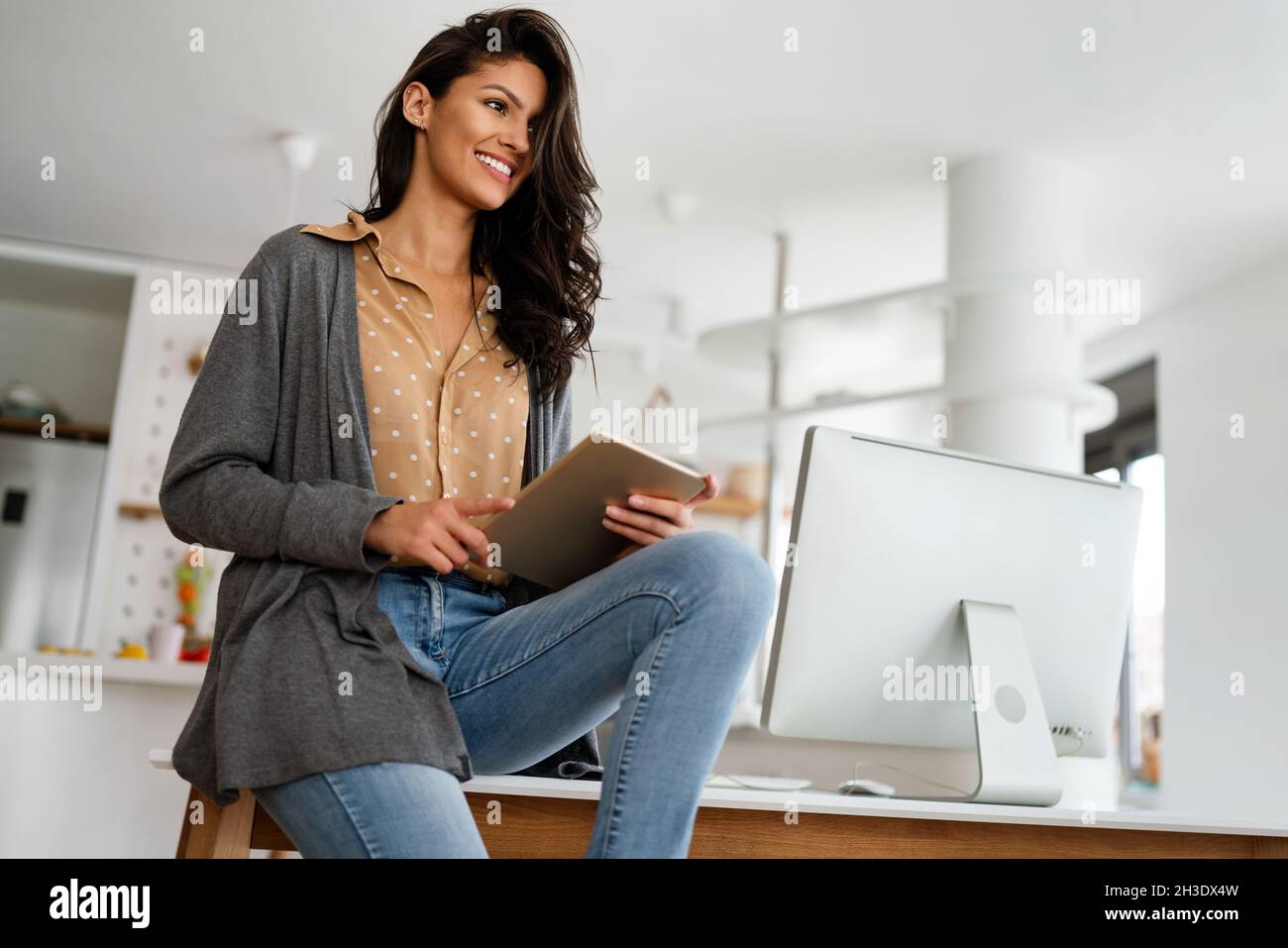 Belle étudiante femme apprenant en ligne sur ordinateur à la maison. Technologie, concept d'éducation Banque D'Images