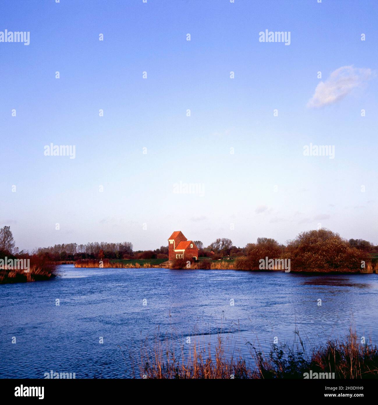 Ambiance du soir à la rivière Kuemme, branche de l'EMS, avec station de pompage, Allemagne, Basse-Saxe, Frise orientale Banque D'Images