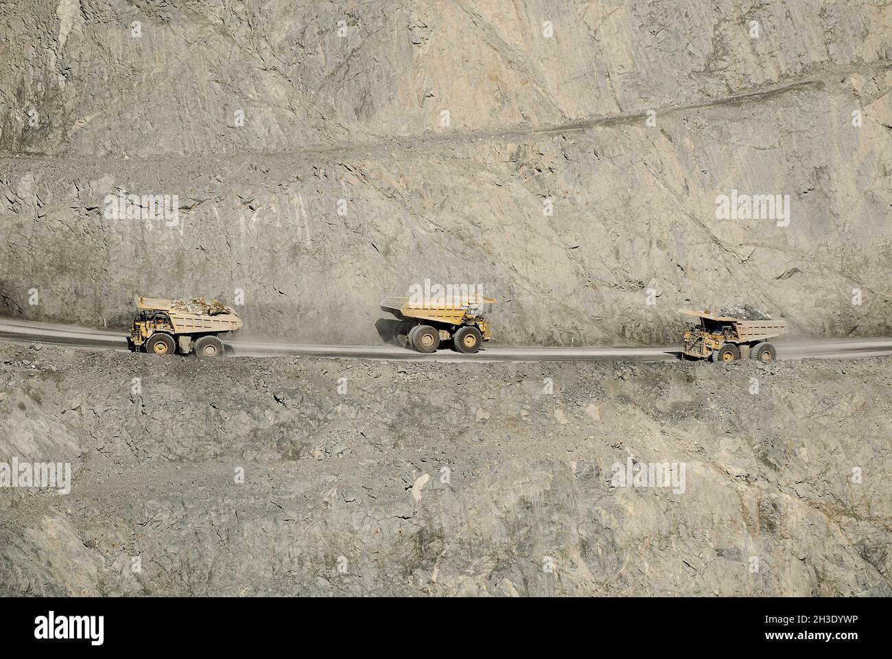 Camions-bennes chargés dans le Fimiston Open Pit, Australie, Australie occidentale, Kalgoorlie Banque D'Images