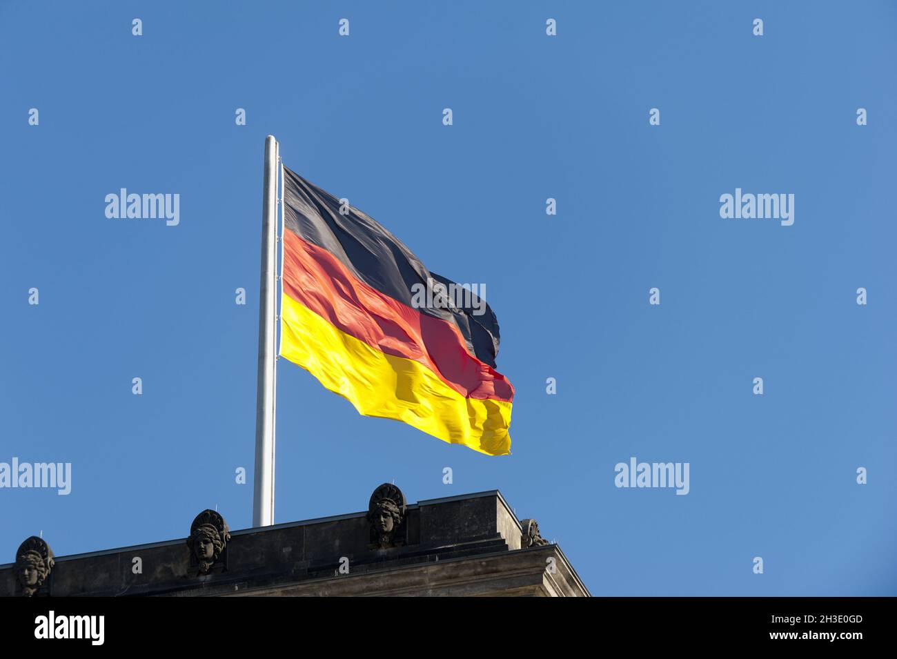 Drapeau allemand au Reichstag allemand, Allemagne, Berlin Banque D'Images
