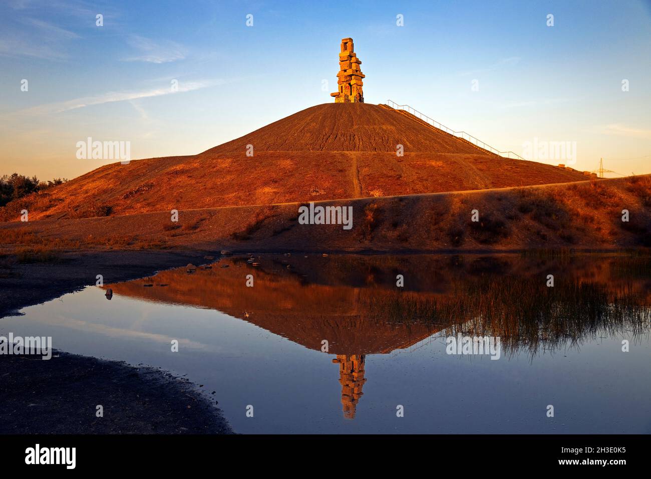 Rheinelbe slagheap avec l'œuvre d'Himmelstreppe dans la lumière du soir, Allemagne, Rhénanie-du-Nord-Westphalie, région de la Ruhr, Gelsenkirchen Banque D'Images