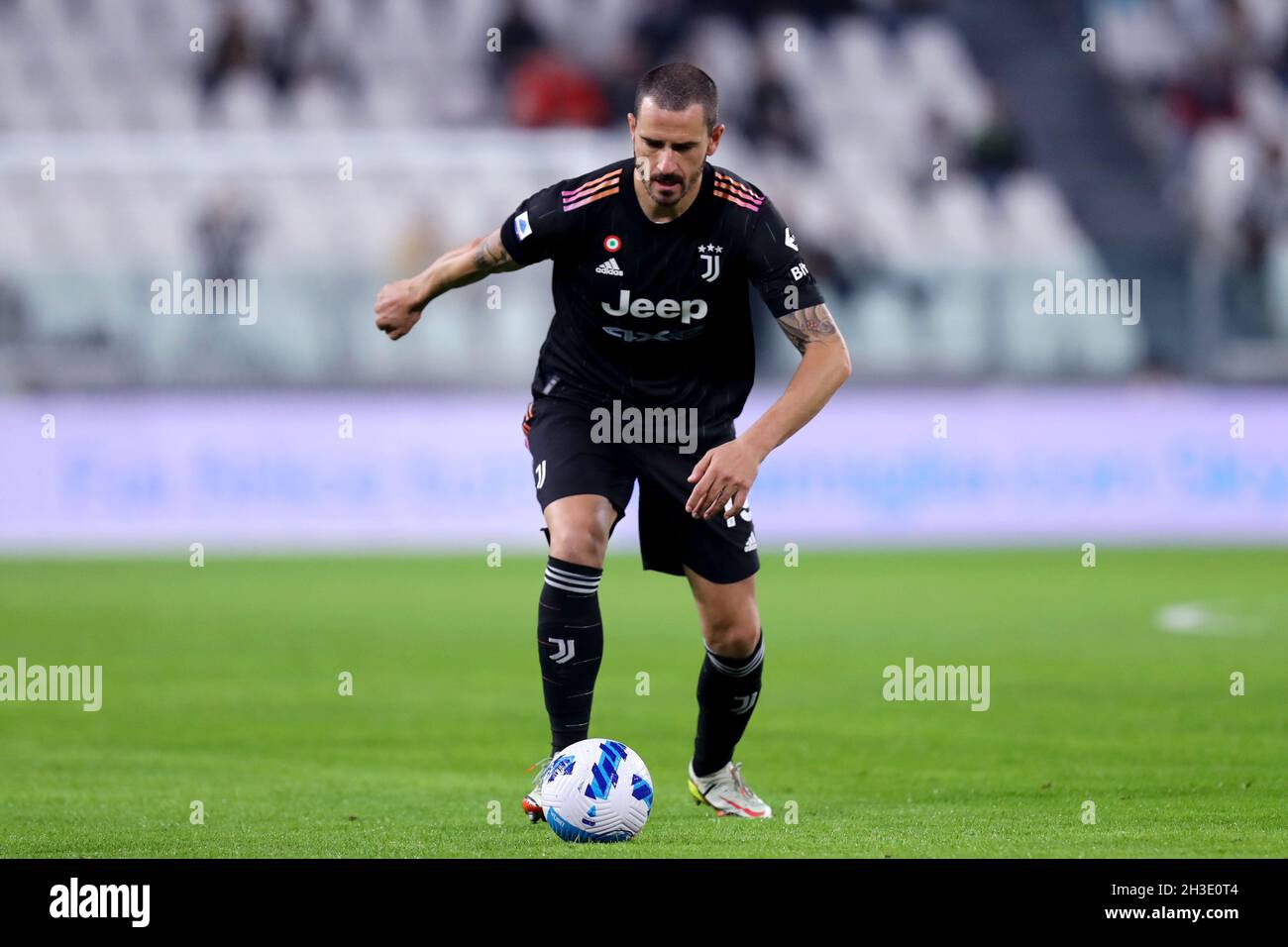 Leonardo Bonucci de Juventus FC contrôle le ballon pendant la série Un match entre Juventus FC et nous Sassuolo . Banque D'Images