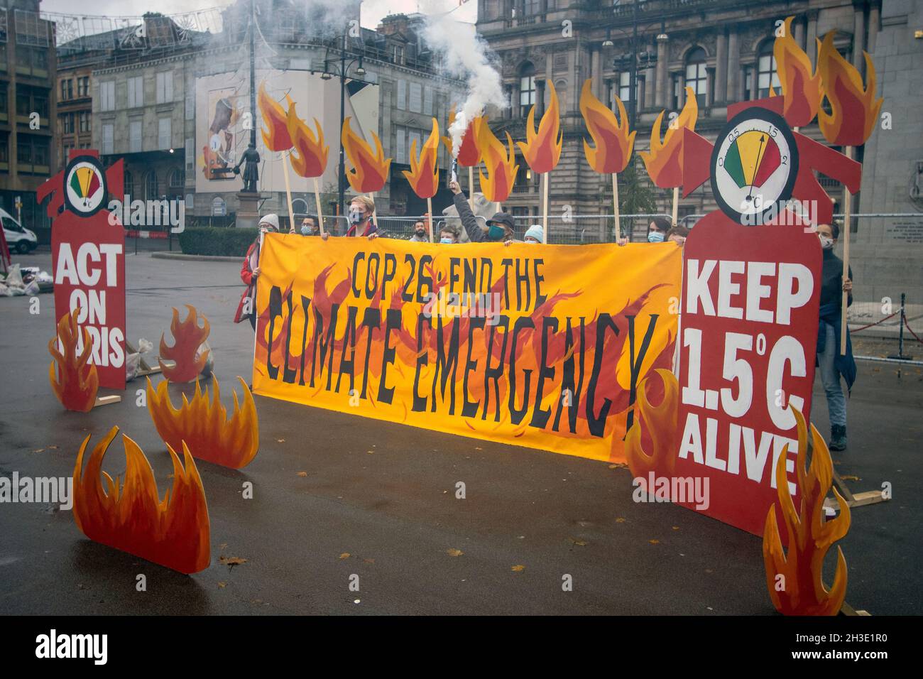 Glasgow, Écosse, Royaume-Uni.Octobre 2021.Le champ de l'installation d'art de feu climatique, à George Square, avec de fausses flammes, de la fumée et des bannières, présentant l'urgence climatique, et des extincteurs massifs, mettant en relief les mesures que les dirigeants mondiaux devraient prendre lors de la prochaine Conférence des Nations Unies sur les changements climatiques (26e Conférence des Parties (COP26).Crédit : Iain McGuinness/Alay Live News Banque D'Images