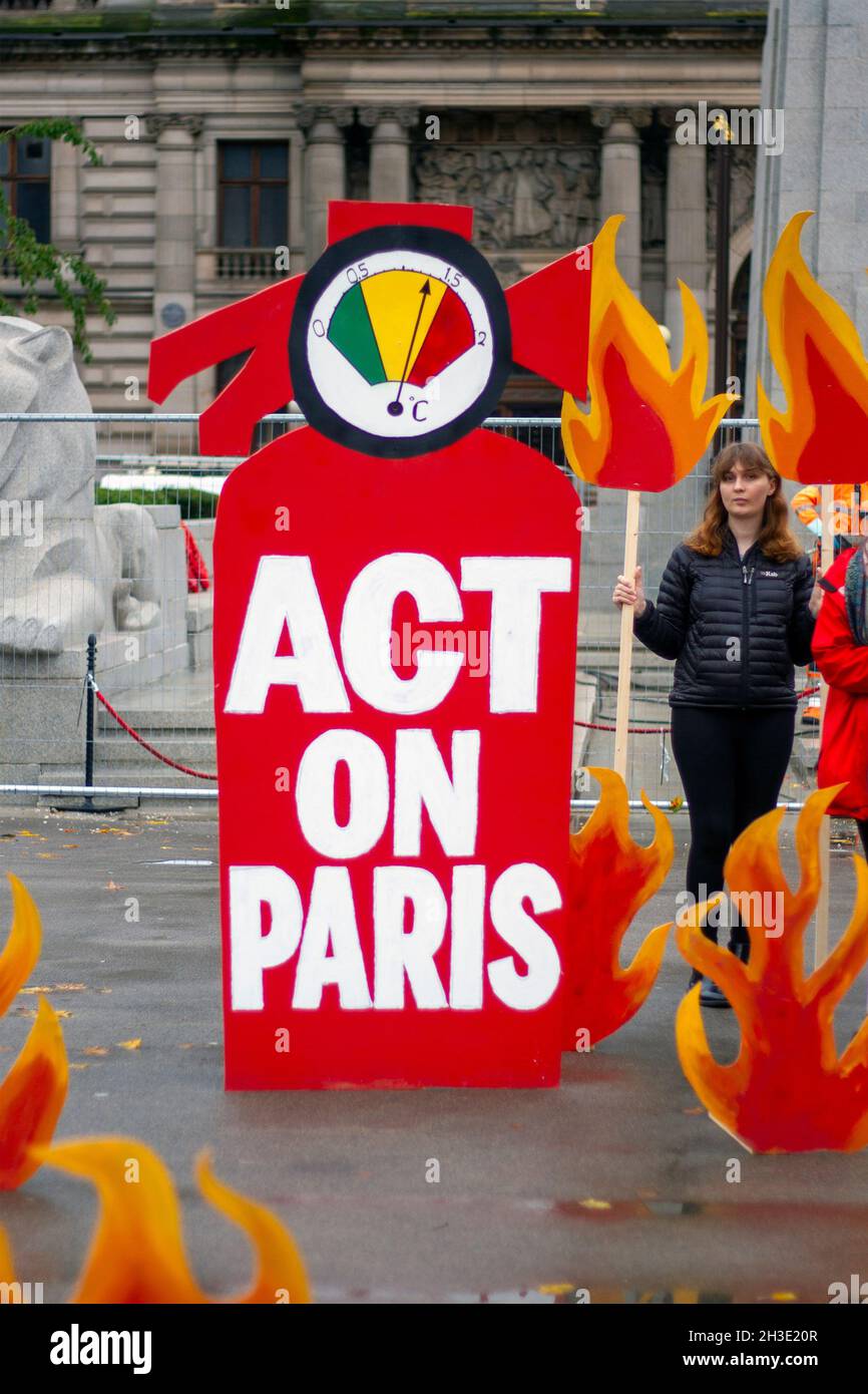 Glasgow, Écosse, Royaume-Uni.Octobre 2021.Le champ de l'installation d'art de feu climatique, à George Square, avec de fausses flammes, de la fumée et des bannières, présentant l'urgence climatique, et des extincteurs massifs, mettant en relief les mesures que les dirigeants mondiaux devraient prendre lors de la prochaine Conférence des Nations Unies sur les changements climatiques (26e Conférence des Parties (COP26).Crédit : Iain McGuinness/Alay Live News Banque D'Images