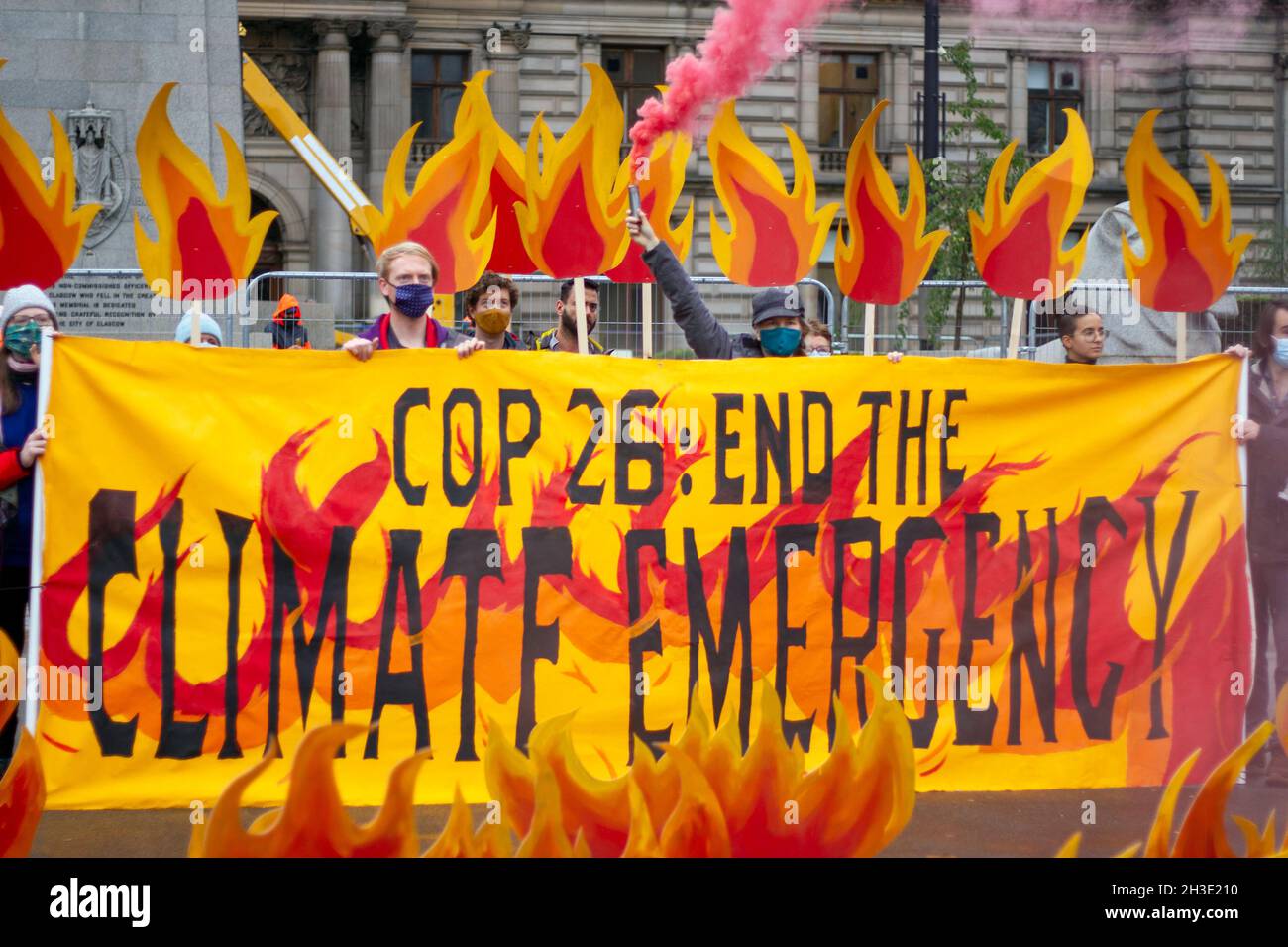 Glasgow, Écosse, Royaume-Uni.Octobre 2021.Le champ de l'installation d'art de feu climatique, à George Square, avec de fausses flammes, de la fumée et des bannières, présentant l'urgence climatique, et des extincteurs massifs, mettant en relief les mesures que les dirigeants mondiaux devraient prendre lors de la prochaine Conférence des Nations Unies sur les changements climatiques (26e Conférence des Parties (COP26).Crédit : Iain McGuinness/Alay Live News Banque D'Images