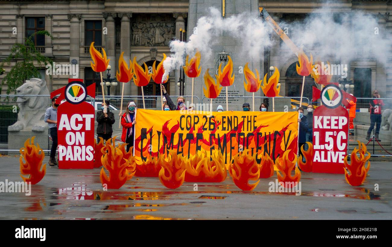 Glasgow, Écosse, Royaume-Uni.Octobre 2021.Le champ de l'installation d'art de feu climatique, à George Square, avec de fausses flammes, de la fumée et des bannières, présentant l'urgence climatique, et des extincteurs massifs, mettant en relief les mesures que les dirigeants mondiaux devraient prendre lors de la prochaine Conférence des Nations Unies sur les changements climatiques (26e Conférence des Parties (COP26).Crédit : Iain McGuinness/Alay Live News Banque D'Images