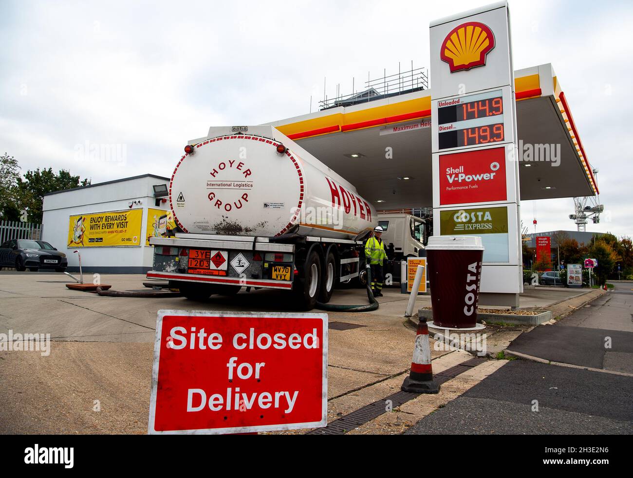 Slough, Berkshire, Royaume-Uni.28 octobre 2021.Livraison d'un camion-citerne à la station-service Shell de Burnham Lane, à la périphérie de Slough Trading Estate.Les prix de l'essence continuent d'augmenter régulièrement.Crédit : Maureen McLean/Alay Live News Banque D'Images