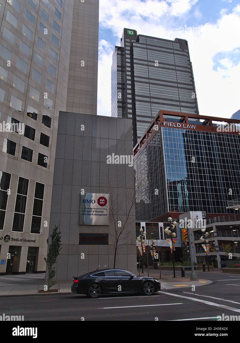 Vue des immeubles de bureaux en hauteur du centre-ville de Calgary avec les logos de la Banque de Montréal (BMO), de Field Law et de TD Canada Trust le jour ensoleillé de l'automne. Banque D'Images