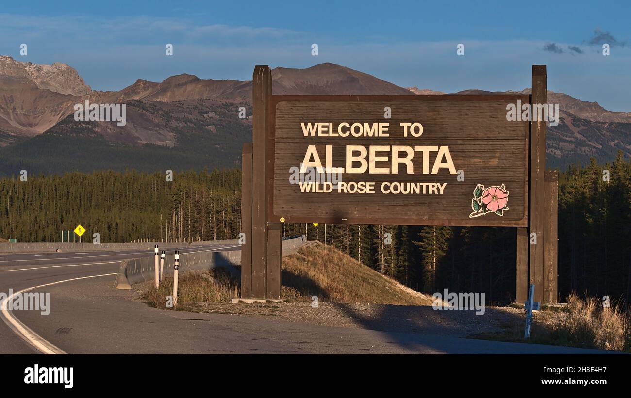 Signe de bienvenue de la province canadienne l'Alberta, la roseraie sauvage, à la frontière de la Colombie-Britannique en soirée, sous la lumière du soleil dans les montagnes Rocheuses. Banque D'Images