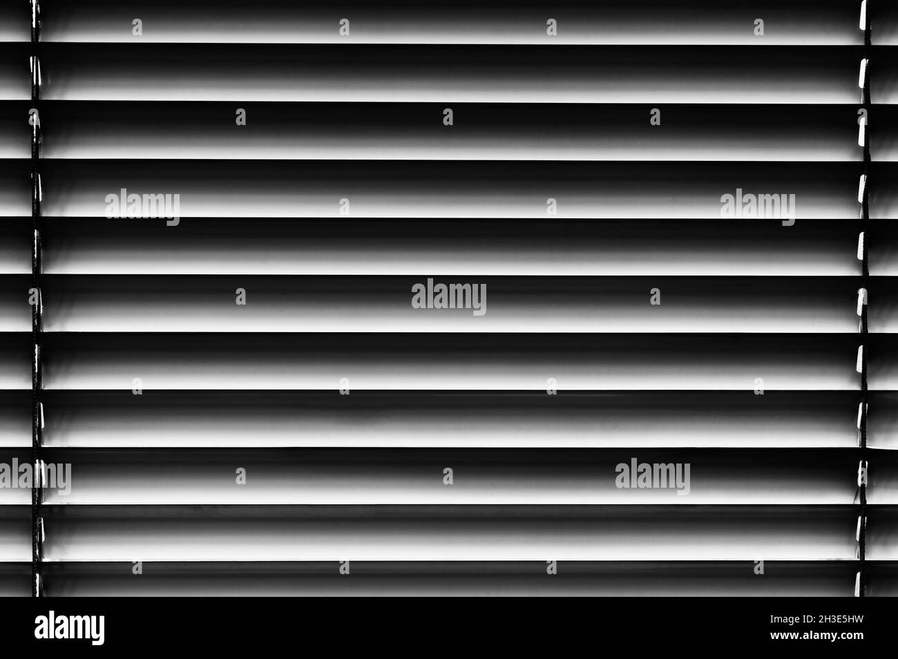 Stores stylisés avec un dégradé de couleurs allant de l'aluminium blanc au gris perle et au noir avec guides de corde Banque D'Images