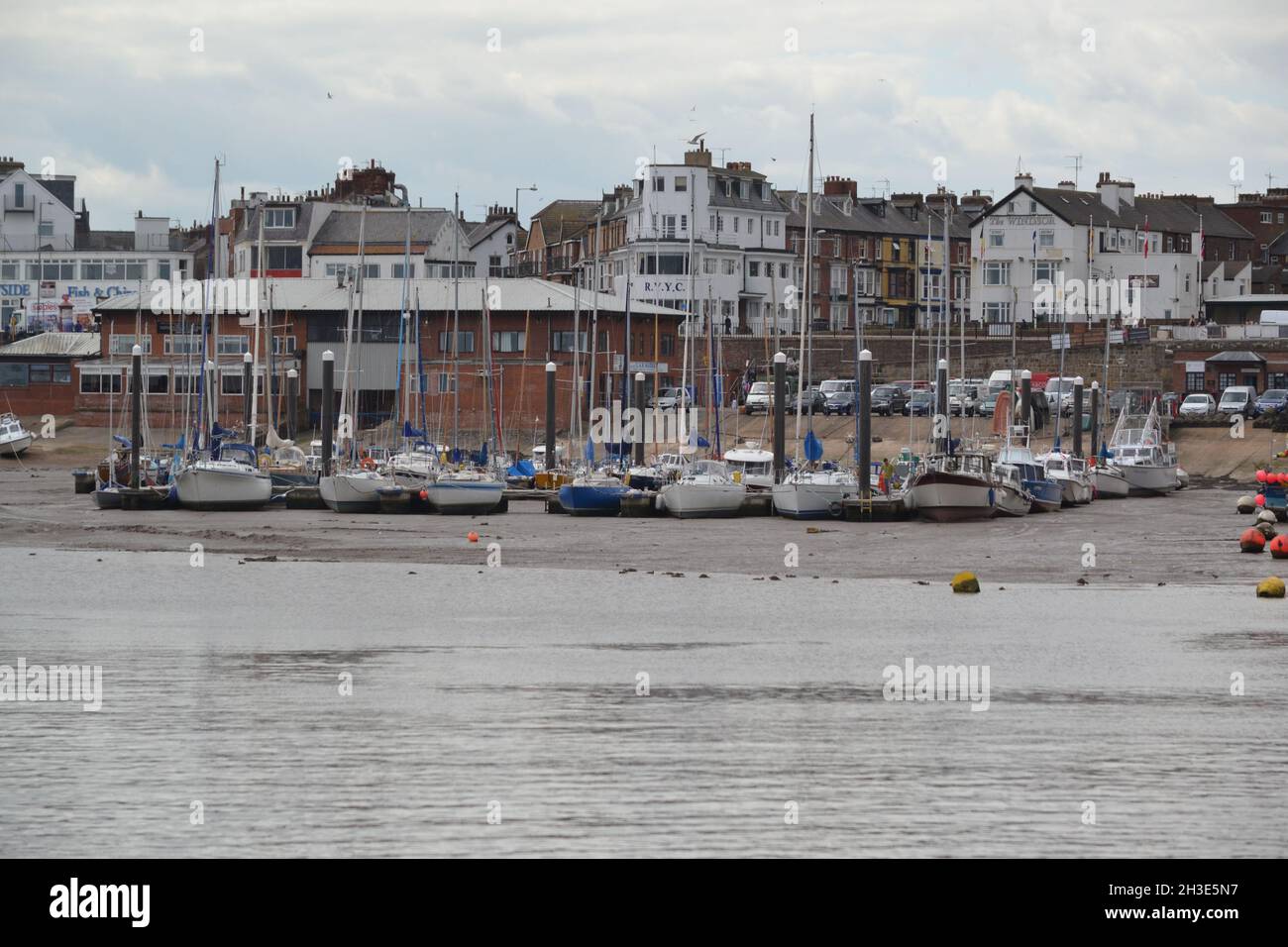 Tide Out at Bridlington Harbour - Boats à terre - Yachts - bateaux de pêche - Low Tide - Mud Flats - East Riding of Yorkshire - UK Banque D'Images