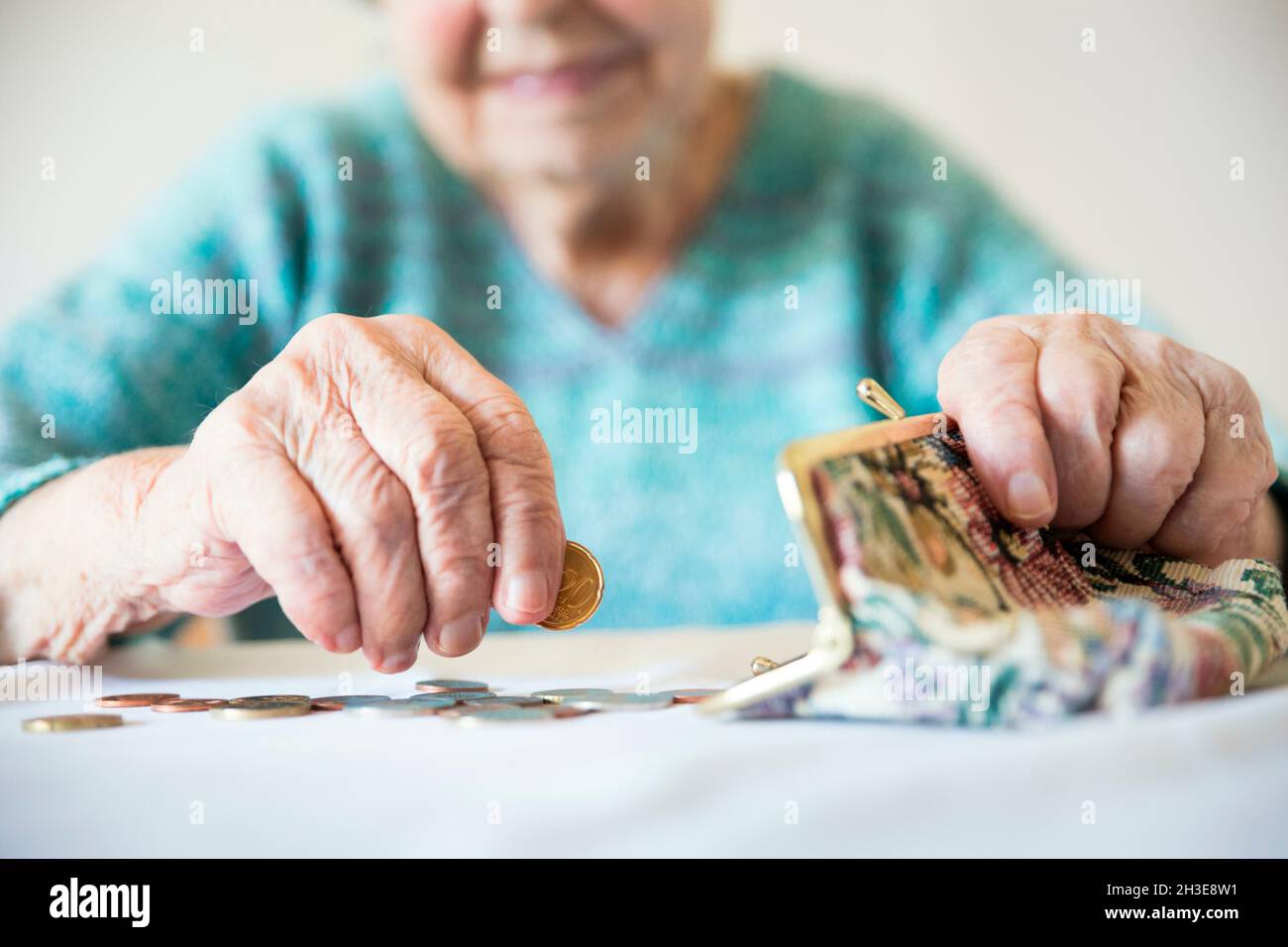 L'argent, des pièces de monnaie dans les mains d'une femme âgée, Close up  de l'argent dans des mains de femme plus âgée Photo Stock - Alamy