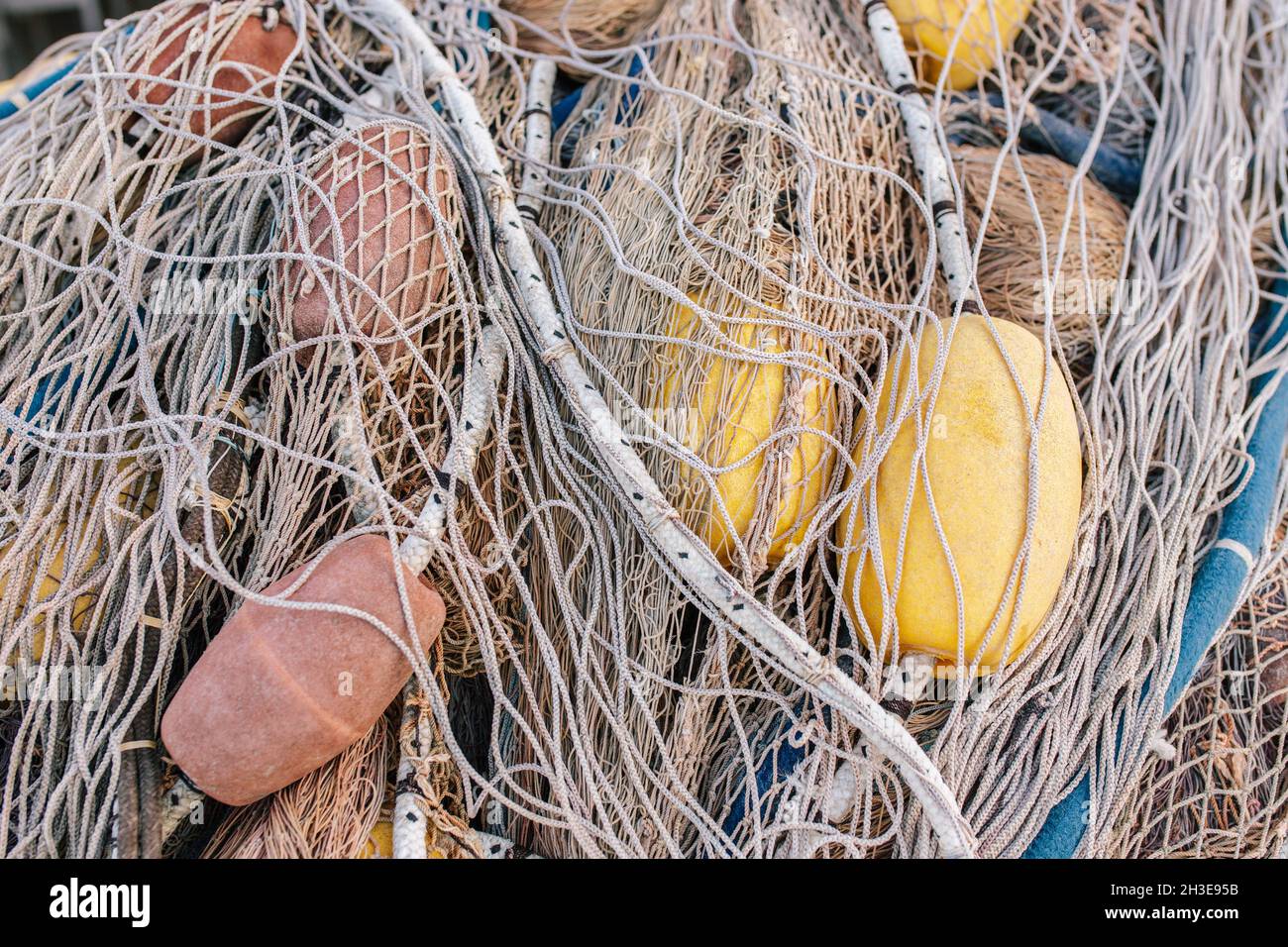Filet de pêche désordonné avec flotteurs colorés sur des cordes sur le bateau le jour ensoleillé Banque D'Images