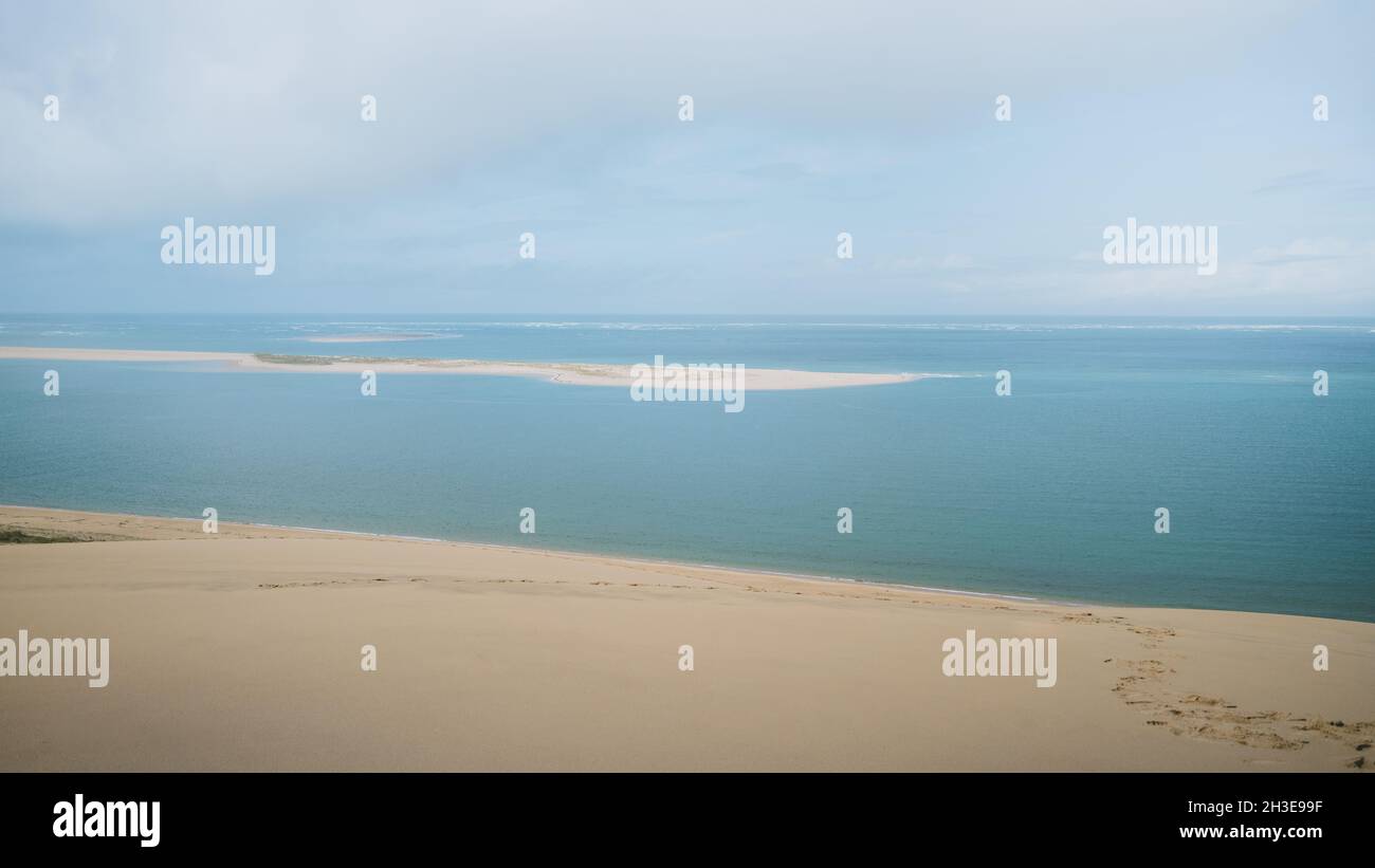 Sable rivage lavé par bleu calme eau de mer sous les nuages sur le ciel dans les tropiques Banque D'Images