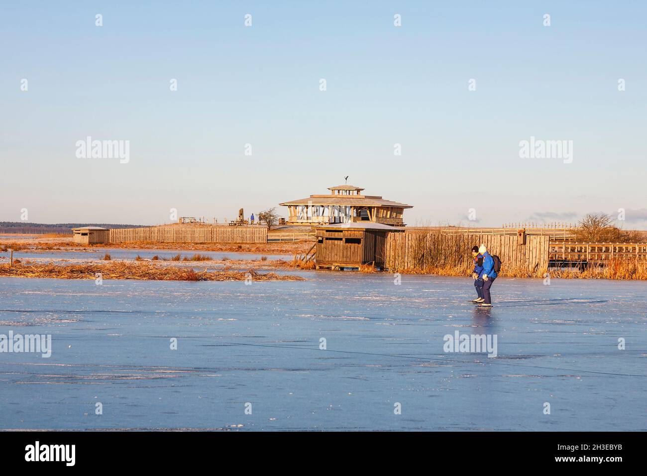 Les femmes qui font du patinage longue distance sur un lac Banque D'Images