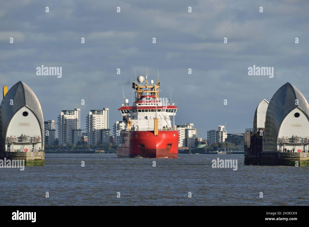 Le navire de recherche polaire RRS Sir David Attenborough arrive sur la Tamise à Londres lors de sa première visite Banque D'Images