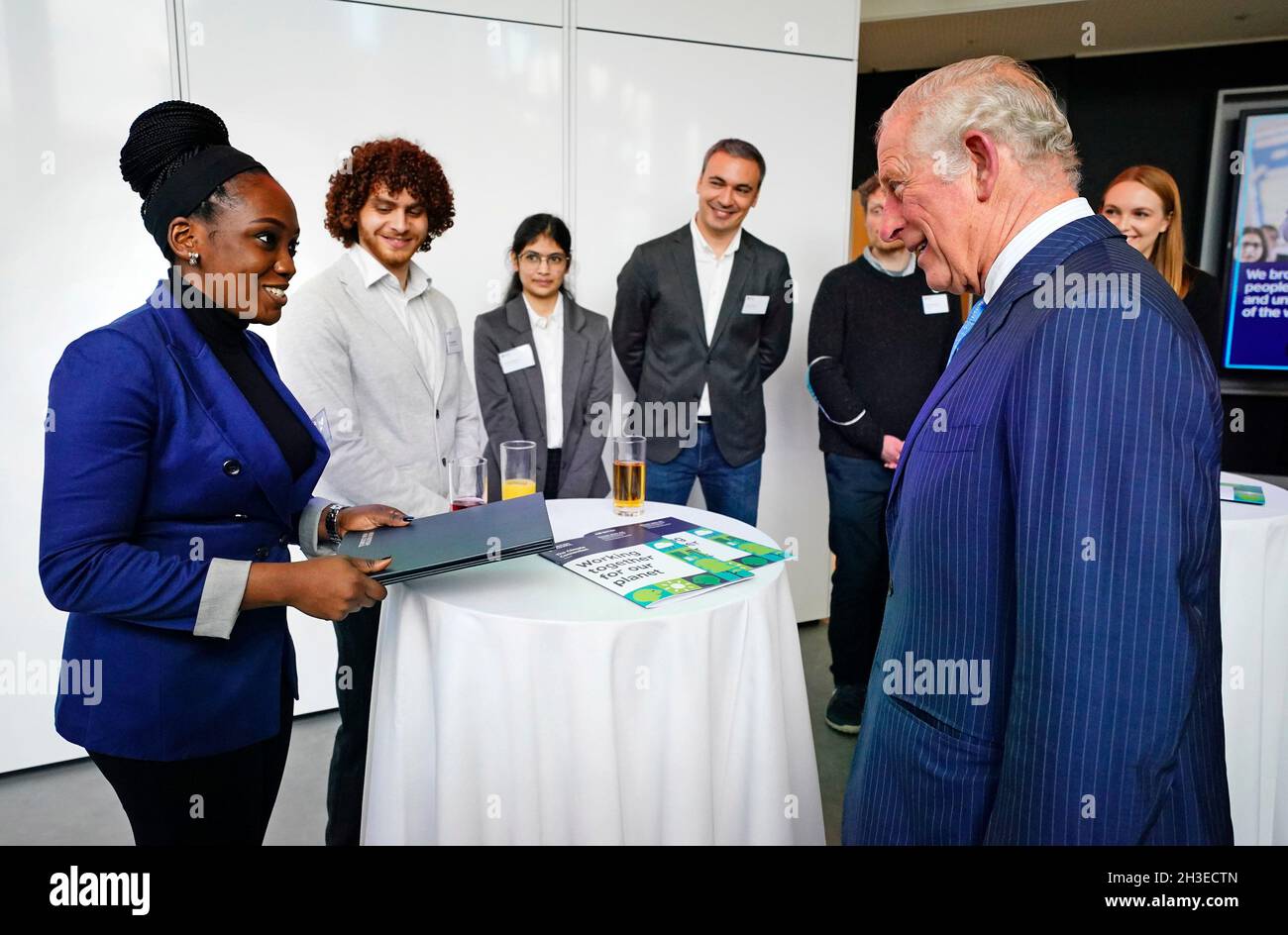 Mariam Lawal présente une copie de la lettre mondiale de la jeunesse du British Council sur l'action climatique au Prince de Galles lors de sa visite au nouveau siège du British Council à Londres pour en apprendre davantage sur leur travail en matière de relations culturelles au Royaume-Uni et dans le monde entier.Date de la photo: Jeudi 28 octobre 2021. Banque D'Images