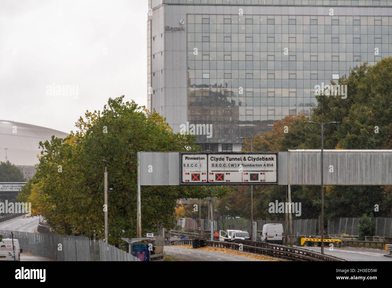 Une photo grand angle de la route fermée Clydeside Expressway à Glasgow avec la SEC Hydro en arrière-plan, alors que la ville accueille la COP26. Banque D'Images