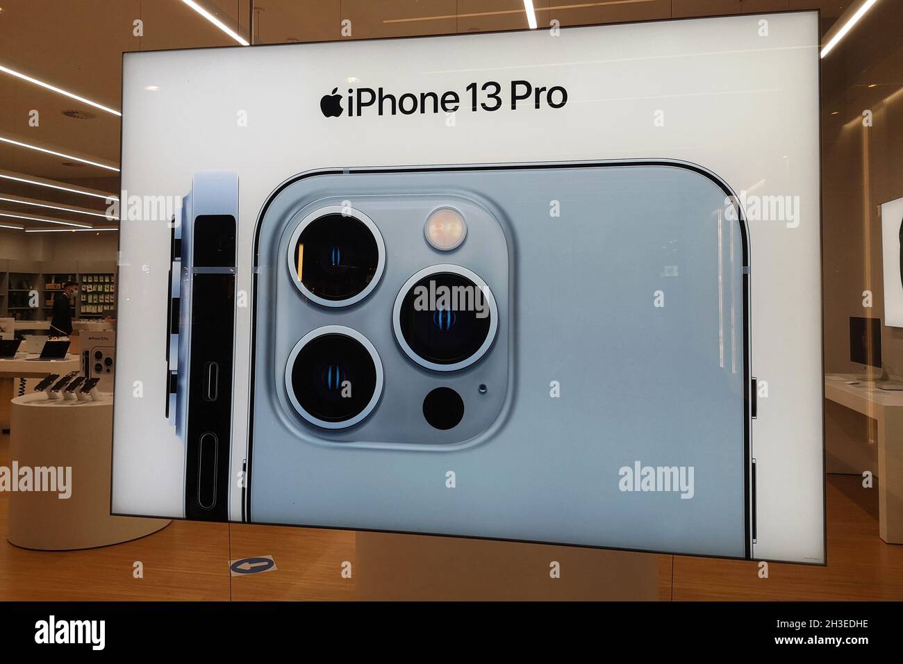 Publicité iPhone 13 Pro dans une boutique Rossellimac à Malaga, Andalousie,  Espagne Photo Stock - Alamy