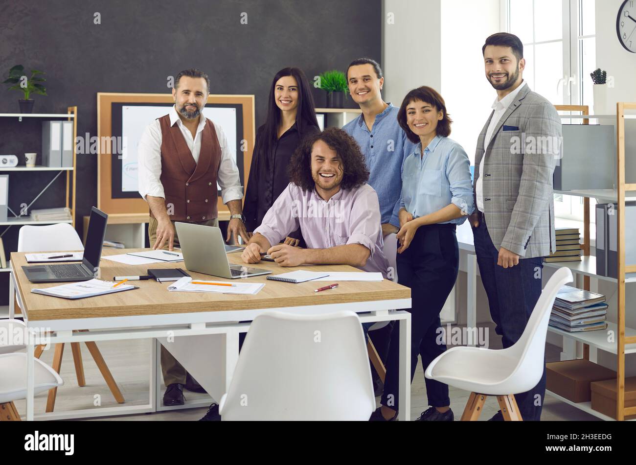 Portrait d'une équipe de professionnels créatifs heureux lors d'une réunion au bureau Banque D'Images