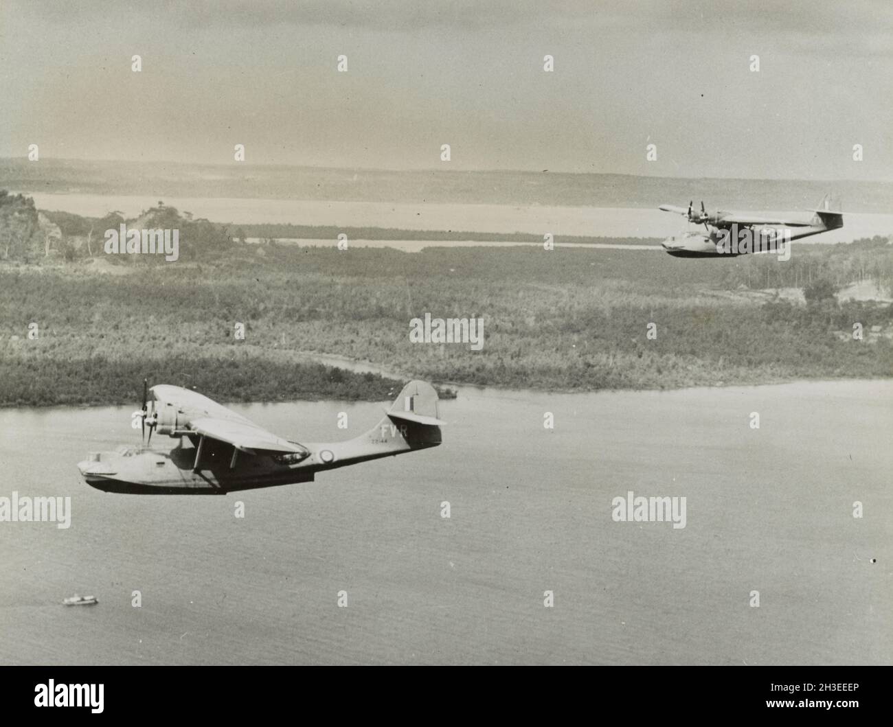 Photo vintage vers 1942 de Consolidated PBY Catalina Bateaux volants de la RAF sur une patrouille maritime au-dessus de la côte de Malaya avant l'invasion japonaise et la chute de Singapour Banque D'Images