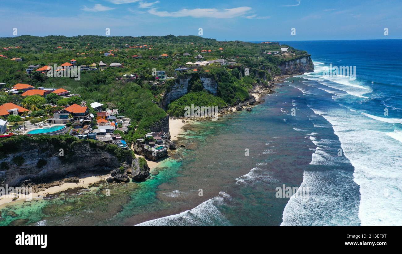 Vue aérienne de la magnifique plage de Bali.Vagues bleues sur la plage ...