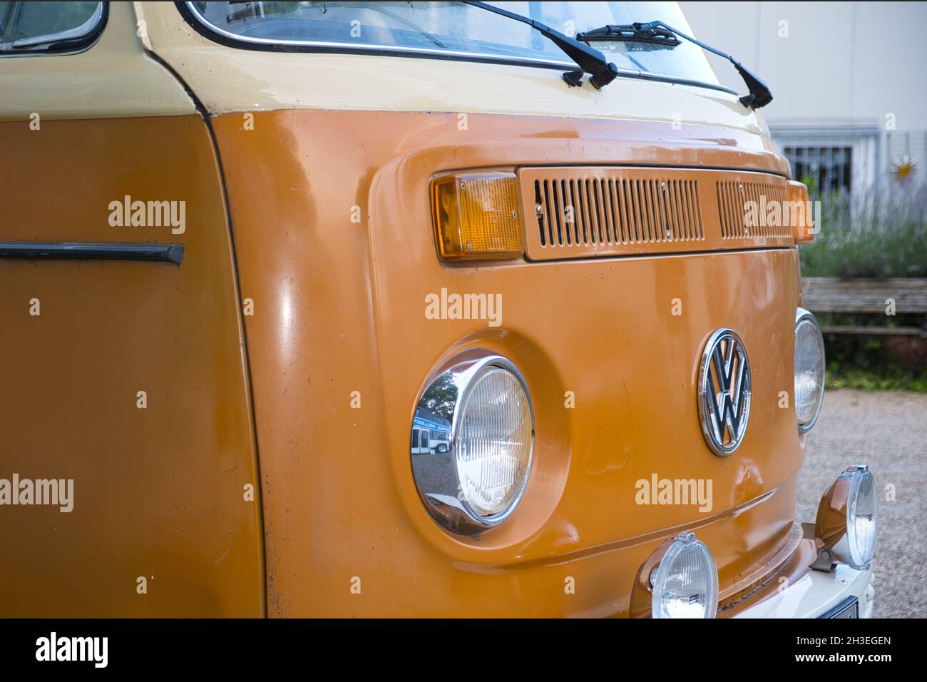 51143 COLOGNE, ALLEMAGNE - 25 juillet 2021 : vue de face d'un bus Volkswagen orange vintage en couleur à Cologne, Allemagne Banque D'Images