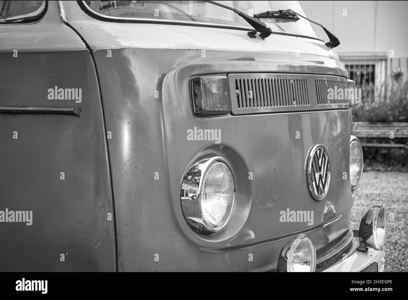 51143 COLOGNE, ALLEMAGNE - 25 juillet 2021 : vue de face en niveaux de gris d'un bus Volkswagen d'époque à Cologne, Allemagne Banque D'Images