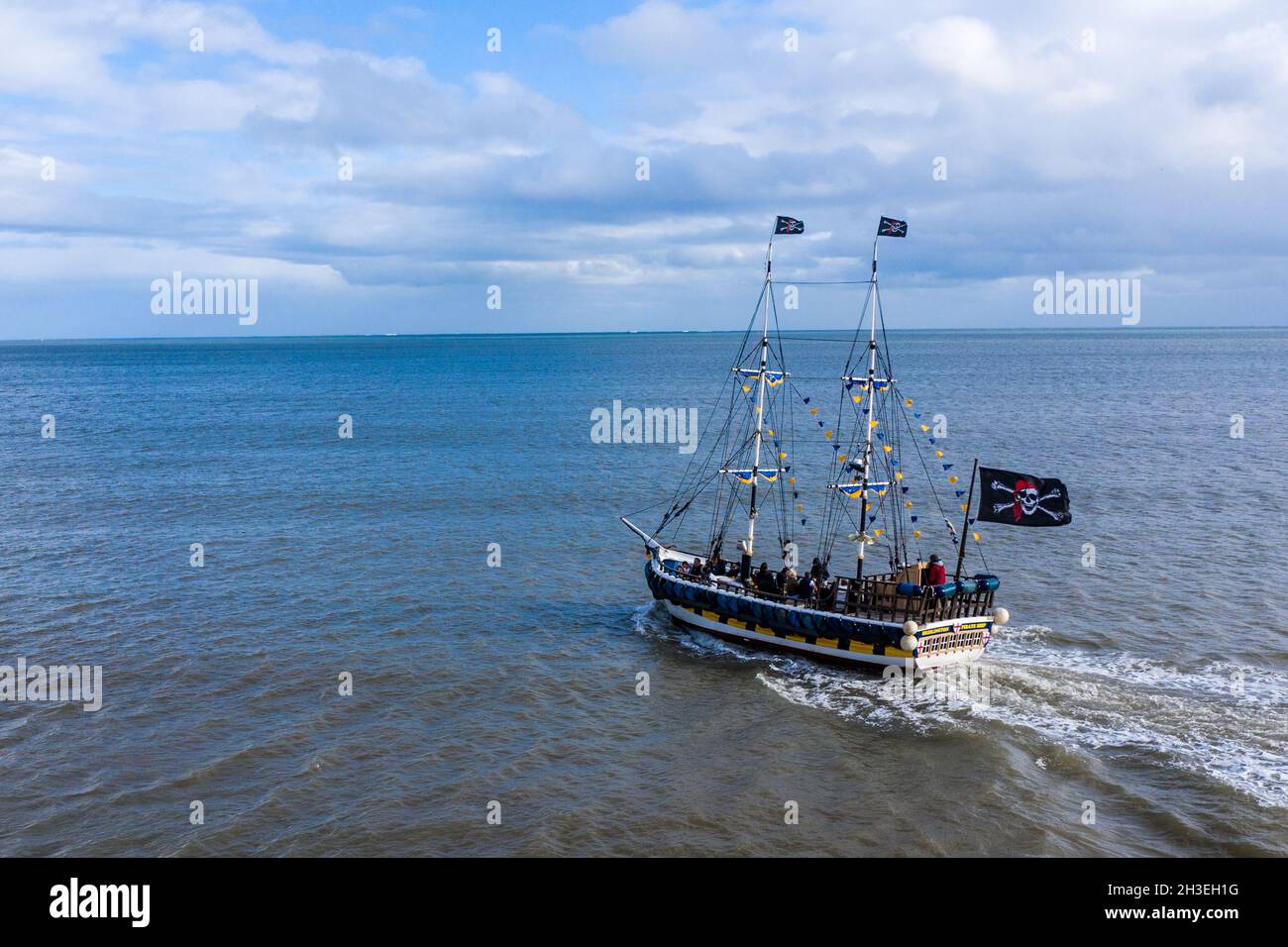 BRIDLINGTON, ROYAUME-UNI - 22 OCTOBRE 2021.Une vue aérienne du bateau pirate de croisière de plaisance au port de Bridlington Banque D'Images