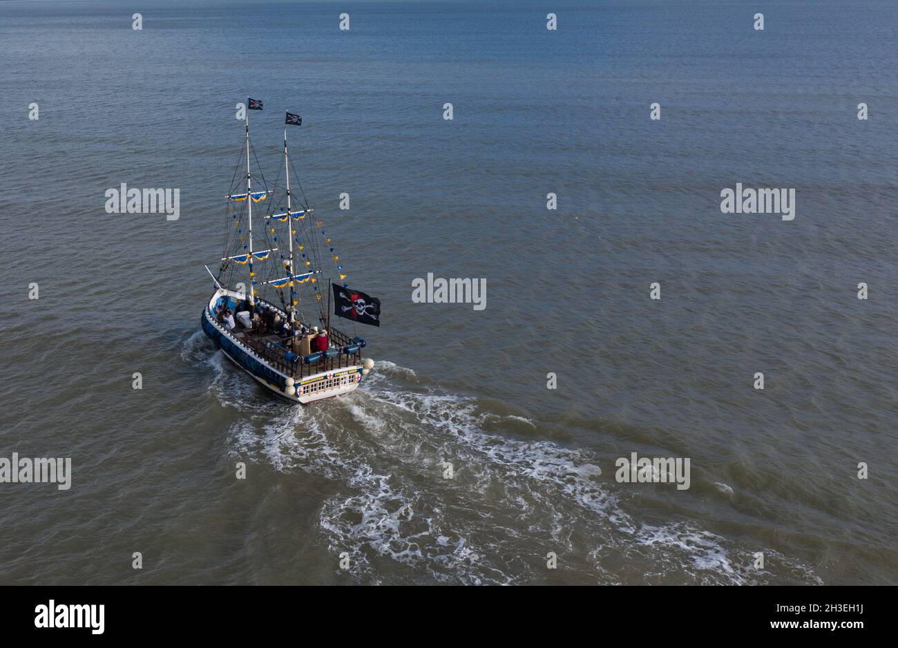 BRIDLINGTON, ROYAUME-UNI - 22 OCTOBRE 2021.Une vue aérienne du bateau pirate de croisière de plaisance au port de Bridlington Banque D'Images
