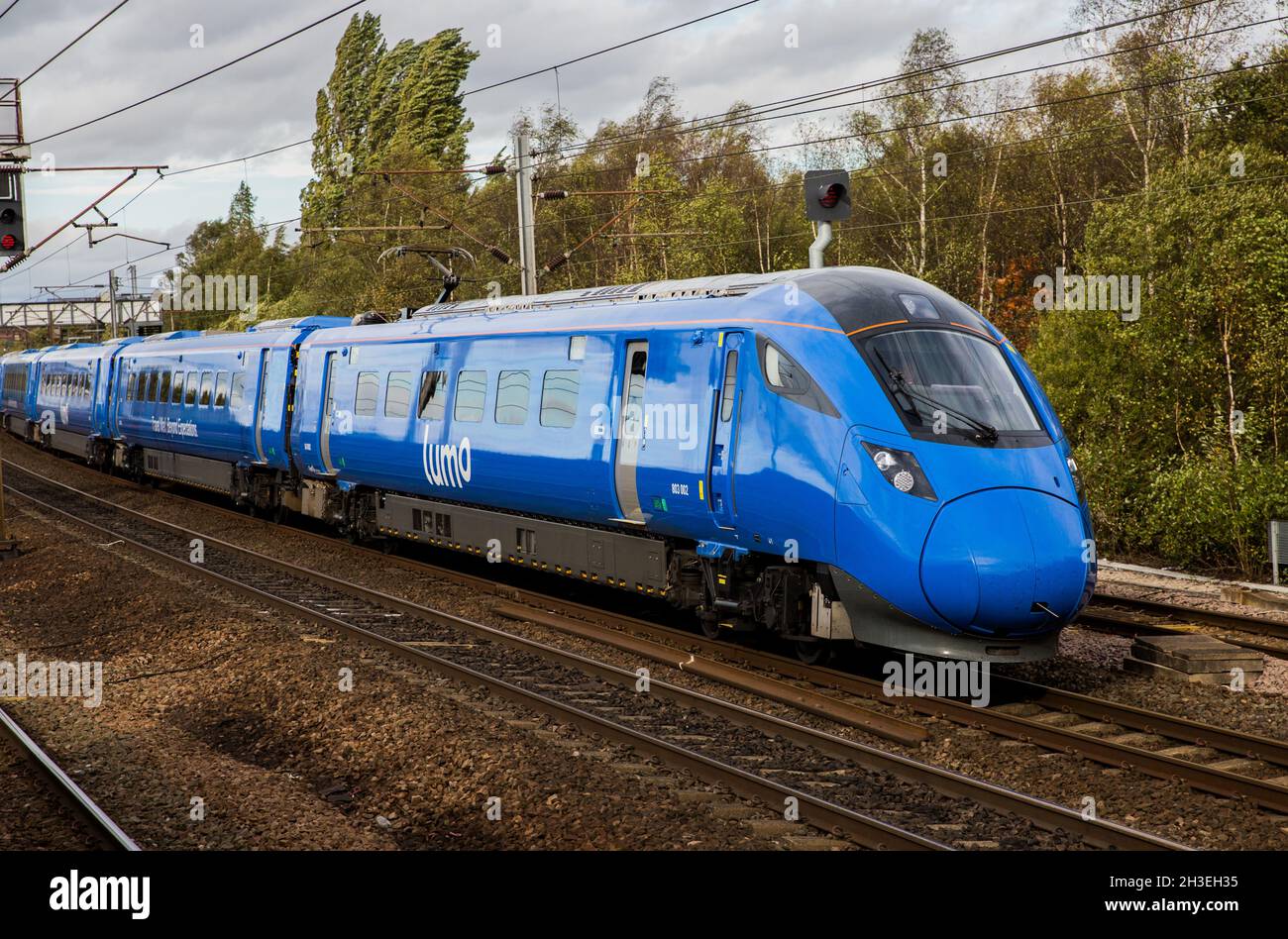 DONCASTER, ROYAUME-UNI - 27 OCTOBRE 2021.Un Hitachi À 300 classe 308 train électrique en bleu Lumo Livery sur son chemin à Londres offrant bon marché et concurrentiel r Banque D'Images