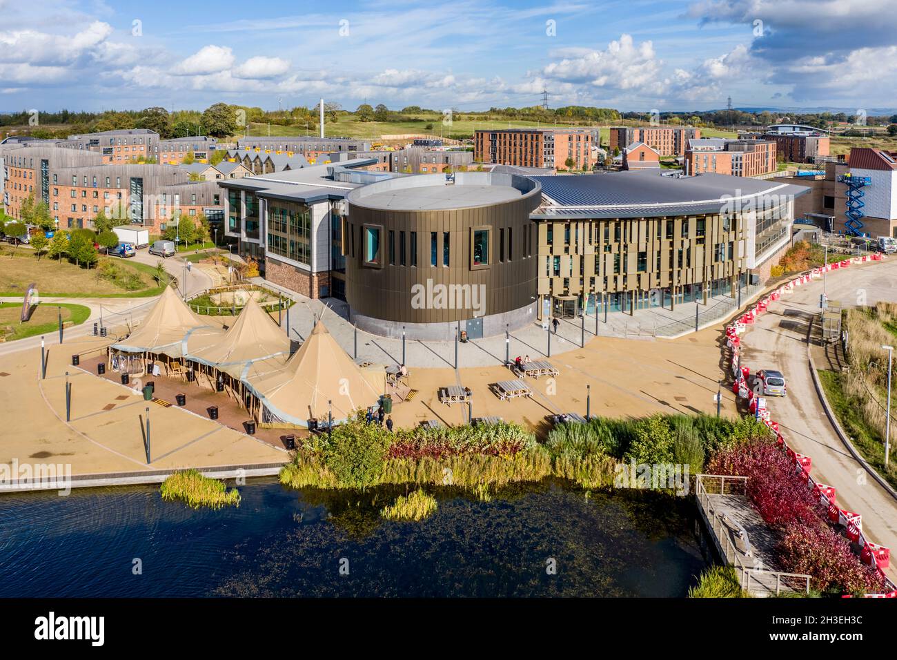 UNIVERSITY OF YORK, YORK, ROYAUME-UNI - 25 OCTOBRE 2021.Vue aérienne du centre Ron Cooke et des bâtiments environnants du campus est de l'Université de York Banque D'Images