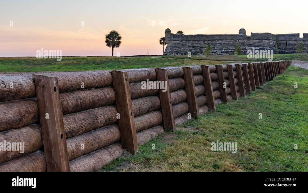 St. Augustine, Floride, États-Unis - 26 octobre 2021 Castillo de San Marcos à St. Augustine au lever du soleil. Banque D'Images