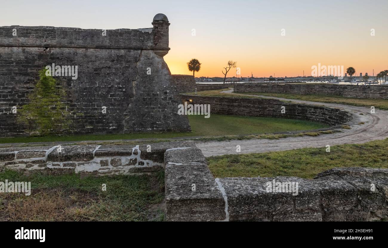 Saint Augustine, Floride, États-Unis - 26 octobre 2021 - les murs de Castillos de San Marcos sont baignés dans la lumière du soleil du matin. Banque D'Images