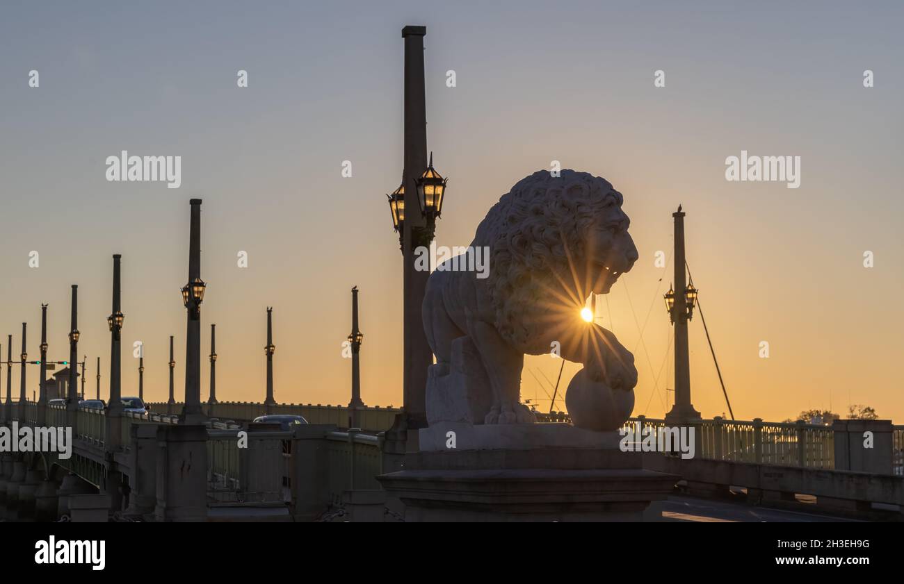 Saint Augustine, Floride, États-Unis - le 26 octobre 2021 - le soleil levant surprend la patte de la statue du lion au pont des Lions de Saint Augustine. Banque D'Images