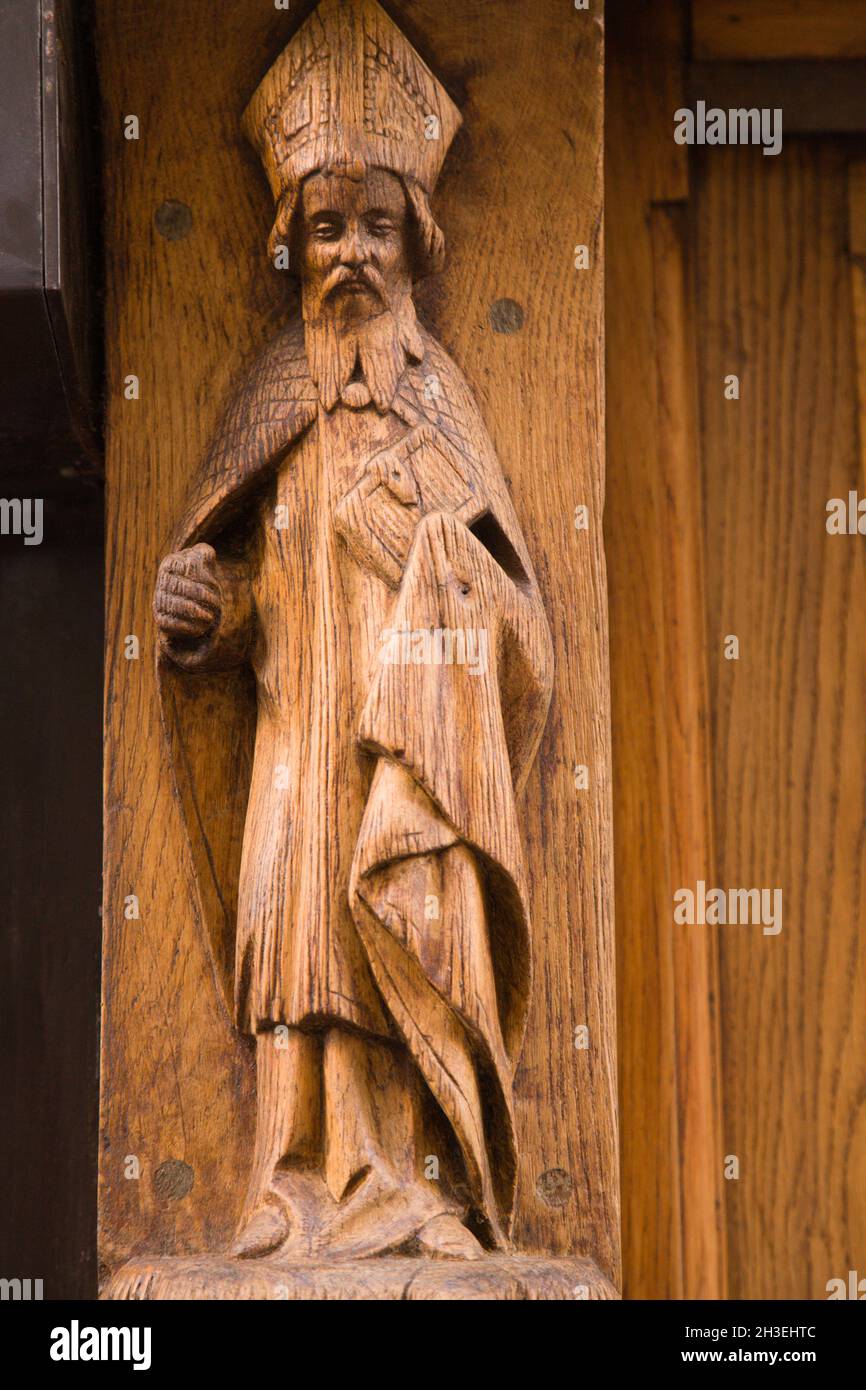France, Normandie, Rouen, statue religieuse, sculpture sur bois Photo Stock  - Alamy