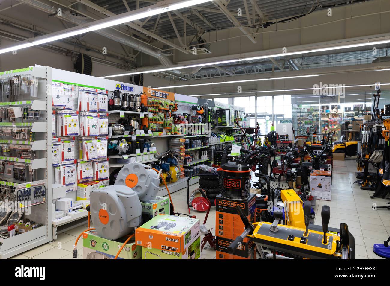 Minsk, Bélarus - 27 OCTOBRE 2021 : équipement de jardin et de potager, magasin avec une large gamme Banque D'Images