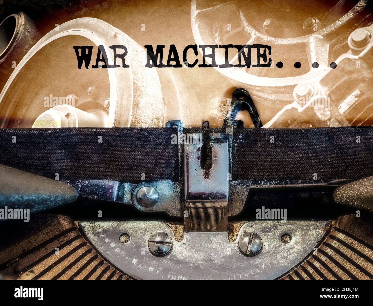 War machine imprimée sur une machine à écrire classique avec des chenilles de réservoir en arrière-plan Banque D'Images